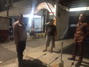 Bhabinkamtibmas Kebon Kelapa Intensifkan Sambang Malam, Bangun Rasa Aman Bersama Warga di Pos Kamling Juanda 1