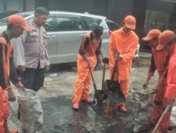 Bhabinkamtibmas Pantau Kebersihan Selokan, PPSU Gunung Sahari Selatan Dapat Pembinaan Kamtibmas