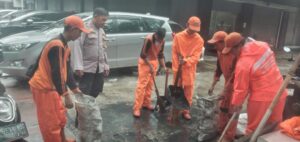 Bhabinkamtibmas Pantau Kebersihan Selokan, PPSU Gunung Sahari Selatan Dapat Pembinaan Kamtibmas