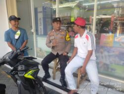 Bhabinkamtibmas Galur Sambang Jukir Indomaret, Ajak Jaga Kamtibmas dan Cegah Konflik