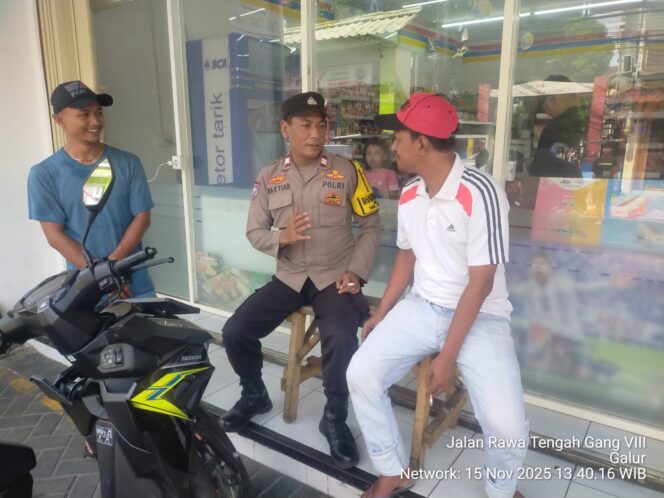 
					Bhabinkamtibmas Galur Sambang Jukir Indomaret, Ajak Jaga Kamtibmas dan Cegah Konflik