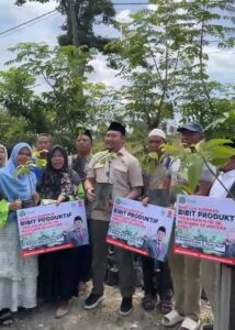 Kunjungan Anggota Komisi IV DPR RI ke Kecamatan Junjung Sirih: Serahkan Bibit Unggul untuk Petani Paninggahan