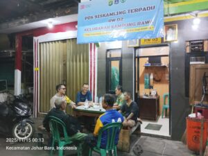Kunjungan dan Sambang Pos Siskamling RW 02, Bhabinkamtibmas Kampung Rawa Ajak RT dan Satkamling Tingkatkan Keamanan Wilayah