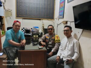 Bhabinkamtibmas Kampung Rawa Sambangi Pos Satkamling RW 06, Ajak Warga Tingkatkan Keamanan Lingkungan