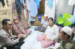 Aipda Ikhwan Bhabinkamtibmas Kampung Rawa Sambangi Korban Kejahatan, Tingkatkan Rasa Aman Warga