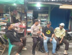 Tingkatkan Keamanan di Lingkungan Pasar Gembrong, Bhabinkamtibmas Galur Berikan Imbauan Kepada Security dan Jukir