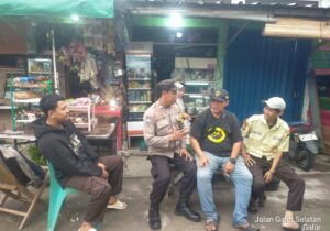Tingkatkan Keamanan di Lingkungan Pasar Gembrong, Bhabinkamtibmas Galur Berikan Imbauan Kepada Security dan Jukir