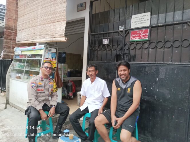 
					Interaksi dan Komunikasi Sosial, Bhabinkamtibmas Sambang Warga Lingkungan RT17 RW04 Kel Kampung Rawa