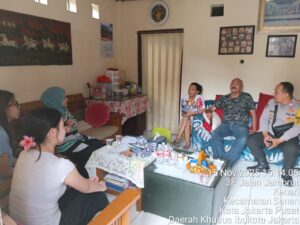 Bhabinkamtibmas Kelurahan Kenari Laksanakan Sambang dan Cooling System di RW 02