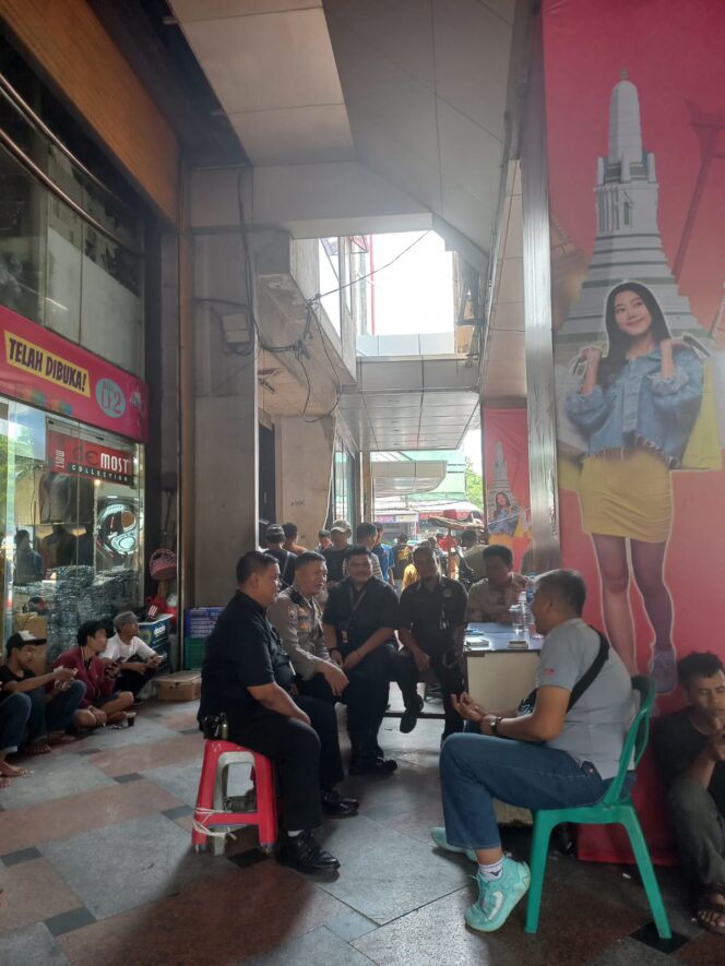 
					Cegah Kriminalitas, Polisi Sambangi Petugas Keamanan Pasar PGMTA Tanah Abang