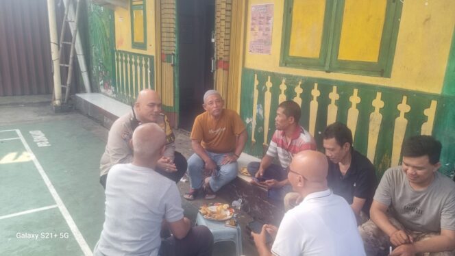 
					Bhabinkamtibmas Sambangi Ketua RW 04 dan Warga di Kampung Bali, Sampaikan Pesan Kamtibmas