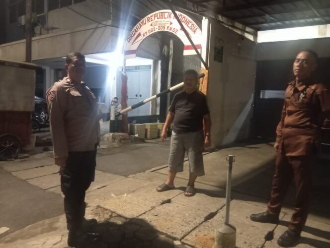 
					Bhabinkamtibmas Kebon Kelapa Sambangi Pos Kamling, Ingatkan Warga Waspada Kejahatan