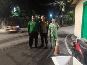 Bhabinkamtibmas Petojo Utara Sambangi Satkamling, Ingatkan Warga Jaga Keamanan Lingkungan