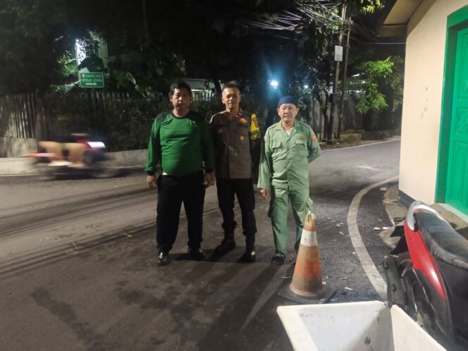 
					Bhabinkamtibmas Petojo Utara Sambangi Satkamling, Ingatkan Warga Jaga Keamanan Lingkungan