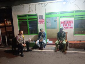 Bhabinkamtibmas Sambangi Satkamling RW 05, Perkuat Sinergi Warga dalam Menjaga Keamanan Lingkungan