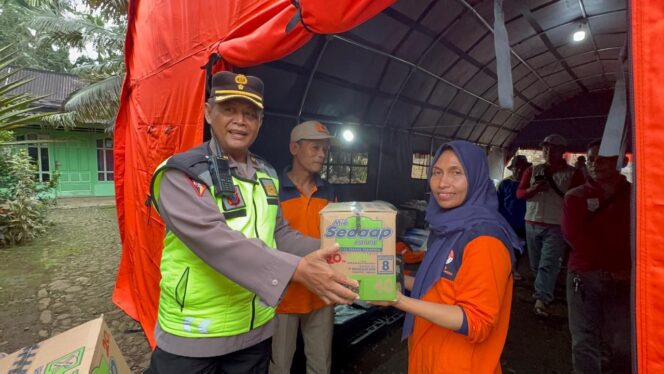 
					Tanggap Bencana, Polres Purbalingga Gerak Cepat Berikan Bantuan dan Layanan Kesehatan Gratis di Desa Maribaya