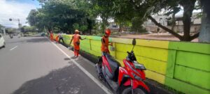 Tindak Coretan Provokatif, Polisi Bersih-bersih Tembok Kemayoran