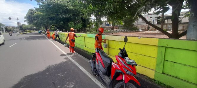 
					Tindak Coretan Provokatif, Polisi Bersih-bersih Tembok Kemayoran