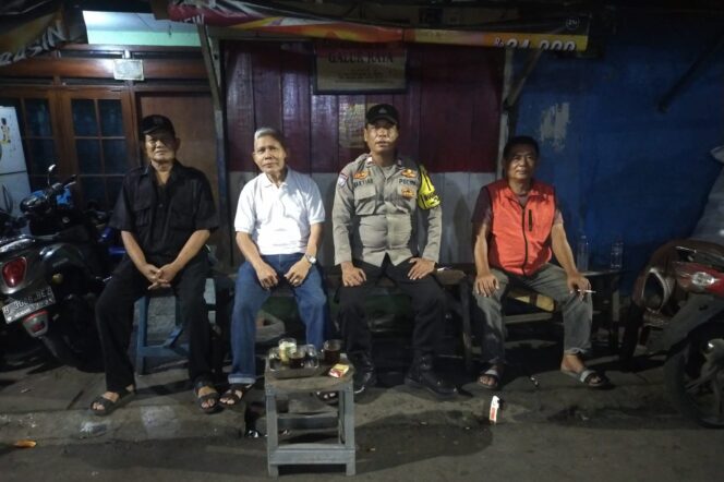 
					Sambang Pos Kamling RW 01, Bhabinkamtibmas Galur Perkuat Deteksi Dini Gangguan Kamtibmas