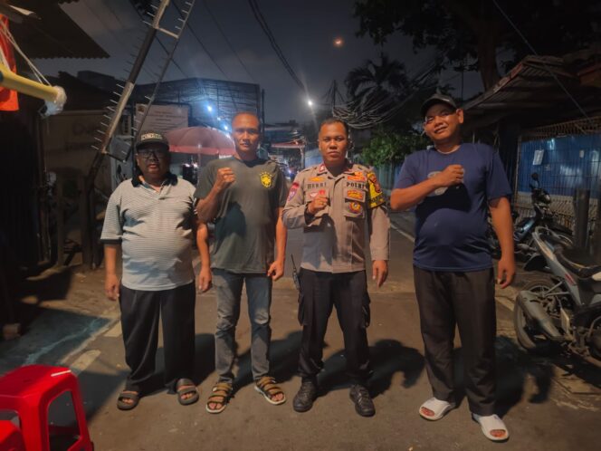 
					Bhabinkamtibmas Benhil Sambangi Poskamling RT 15/06 Ajak Petugas Satkamling Jaga Kamtibmas Sebagai Cooling System