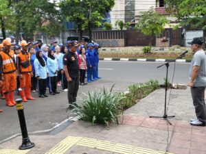Bhabinkamtibmas Kawal Grebek Lumpur di RW 07, Warga Kompak Bersihkan Lingkungan