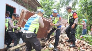 Polri Laksanakan Baksos, Layanan Kesehatan, dan Trauma Healing di Lokasi Bencana Tanah Bergerak Desa Maribaya