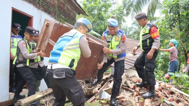 
					Polri Laksanakan Baksos, Layanan Kesehatan, dan Trauma Healing di Lokasi Bencana Tanah Bergerak Desa Maribaya