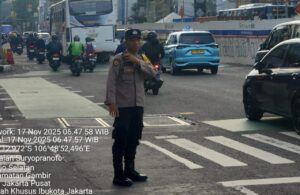 Polsubsektor Roxy Laksanakan Pengaturan Lalu Lintas Pagi di TL Kesehatan, Arus Kendaraan Terpantau Lancar