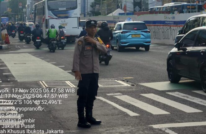 
					Polsubsektor Roxy Laksanakan Pengaturan Lalu Lintas Pagi di TL Kesehatan, Arus Kendaraan Terpantau Lancar