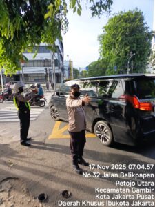 Pengaturan Lalu Lintas Pagi di TL Caringin, Polsubsektor Petojo Pastikan Arus Kendaraan Tetap Lancar