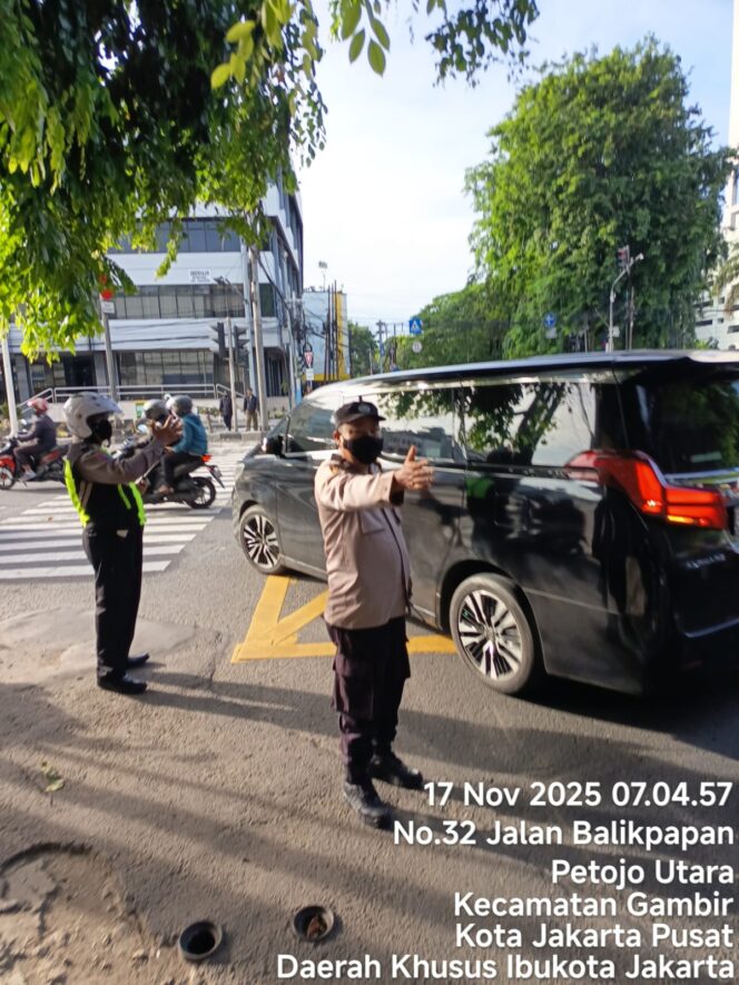 
					Pengaturan Lalu Lintas Pagi di TL Caringin, Polsubsektor Petojo Pastikan Arus Kendaraan Tetap Lancar