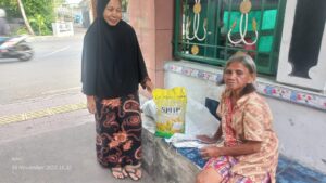 Polsek Metro Gambir Salurkan Beras Murah untuk Stabilkan Harga Pangan di Petojo Selatan