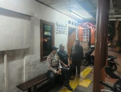 Bhabinkamtibmas Petojo Selatan Patroli Siskamling di RW 08, Warga Rasakan Kedekatan dan Rasa Aman