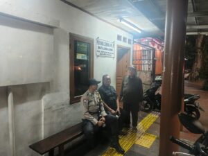 Bhabinkamtibmas Petojo Selatan Patroli Siskamling di RW 08, Warga Rasakan Kedekatan dan Rasa Aman