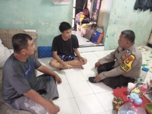 Kepedulian Bhabinkamtibmas Karang Anyar Sambangi Terduga Korban Air Keras untuk Gali Fakta dan Berikan Edukasi