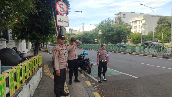 
					Kehadiran Polri Di Lapangan” Pelayanan Awal Aktivitas Warga Di Pagi Hari