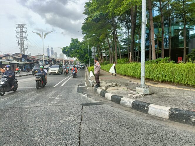 
					Polri Tertibkan Arus Pagi di TL Penjernihan Raya