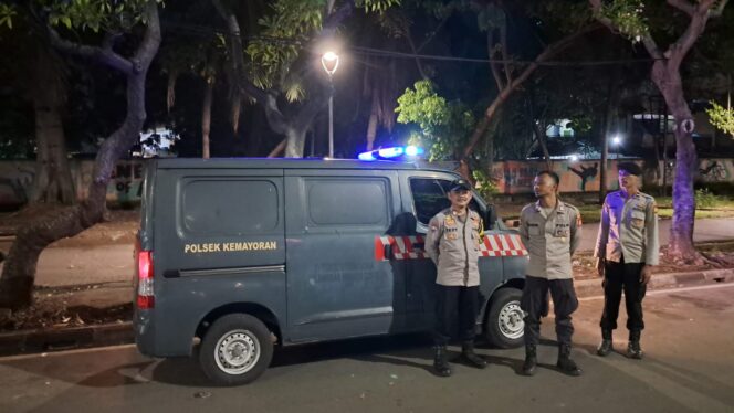
					Patroli Dini Hari! Polisi Kemayoran Sisir Lokasi Rawan Tekan Aksi Kriminal