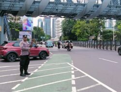 Kepadatan Meningkat, Polisi Sigap Kendalikan Arus Kendaraan di Karet