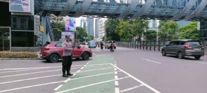 Kepadatan Meningkat, Polisi Sigap Kendalikan Arus Kendaraan di Karet