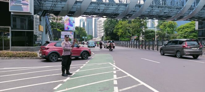 
					Kepadatan Meningkat, Polisi Sigap Kendalikan Arus Kendaraan di Karet
