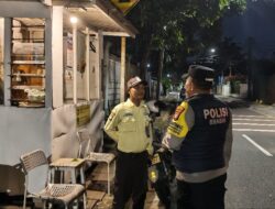 Bhabinkamtibmas Gondangdia Perkuat Keamanan Dinihari, Sambangi Satkamling Jalan Cemara