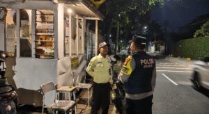 Bhabinkamtibmas Gondangdia Perkuat Keamanan Dinihari, Sambangi Satkamling Jalan Cemara