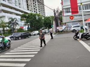 Polsek Metro Tanah Abang Gelar dan Sigap Atur Lalu Lintas di TL. Penjernihan Raya
