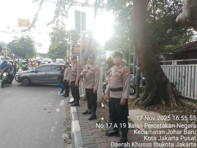 
					Polri Hadir di Tengah Warga, Ploting Sore Hari Polsek Johar Baru Pastikan Lalu Lintas Aman dan Nyaman