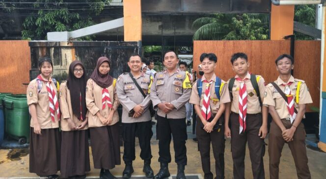
					Bhabinkamtibmas Menteng Dampingi Pelajar, Saka Bhayangkara Gelar Apel di Lapangan Presisi PMJ