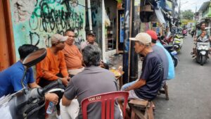 Sambang Warga RW 07 Galur, Bhabinkamtibmas Ajak Warga Perkuat Komunikasi dan Jaga Kamtibmas