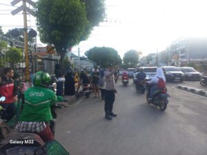 Pengamanan Pagi Hari, Polsek Kemayoran Kendalikan Lalin di Sekitar Stasiun