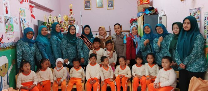 
					Polwan Jaga Jakarta Hadir di PAUD Mawar Kuning, Beri Edukasi Pencegahan Pelecehan Seksual dan Bullying