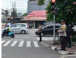 Pengaturan Lalu Lintas Pagi di TL Pecenongan, Arus Kendaraan Terpantau Lancar